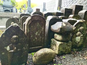 Muenbotoke Graves with No Connections